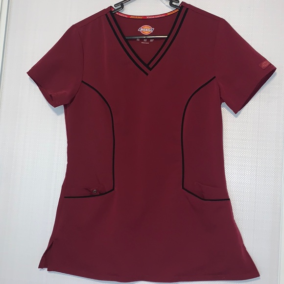 Scrub top with pockets - Picture 1 of 3